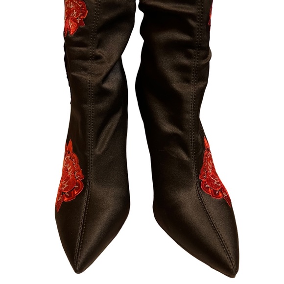 JESSICA SIMPSON BLACK SATIN JS PELANNA BOOT  RED ROSE APPLIQUÉ PULL ON SIZE 9.5M - Picture 4 of 7